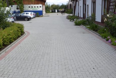 Stajne pre kone a jazdiareň