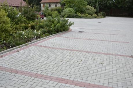 Stajne pre kone a jazdiareň